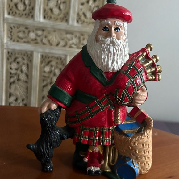 Christmas Scottish Santa w/ Kilt Bagpipe Dog Presents Vintage figurine numbered - Picture 2 of 6